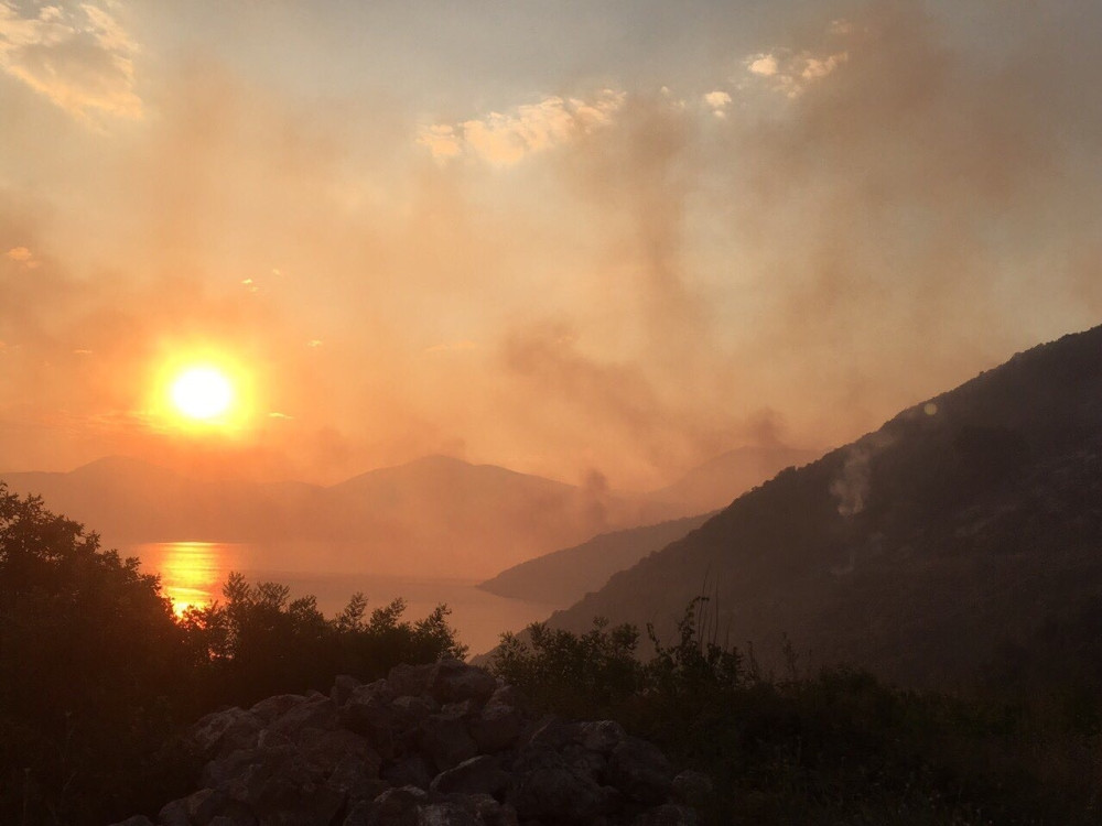 Požari pod kontrolom, stižu i hrvatski kanaderi