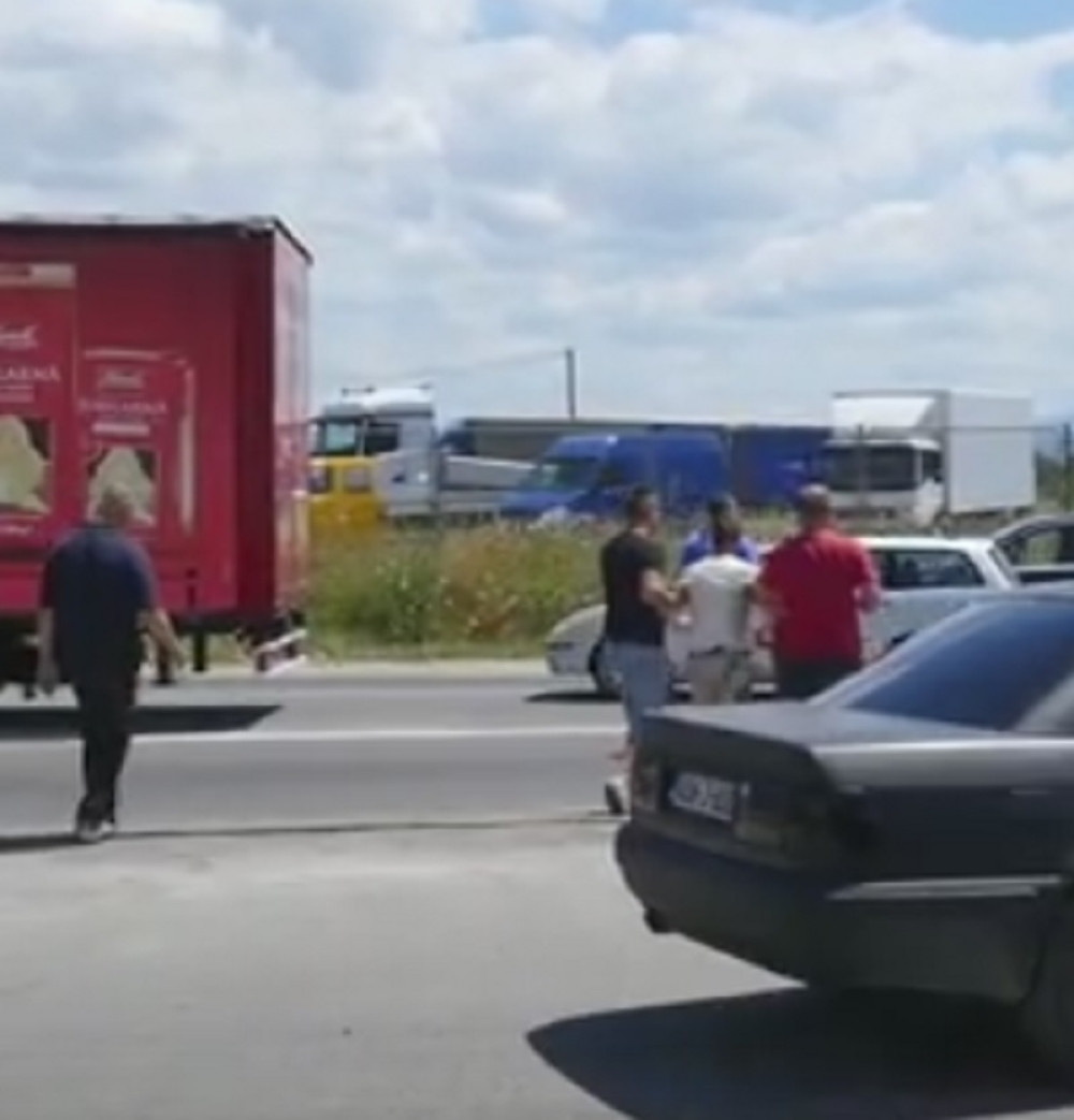 Mladić se srušio na kolovoz, vozači ovako reagovali (VIDEO)