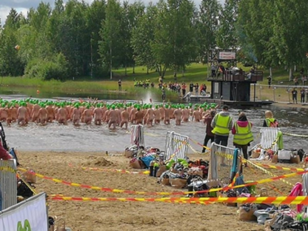 Masovno kupanje golaća, razlog je fascinantan