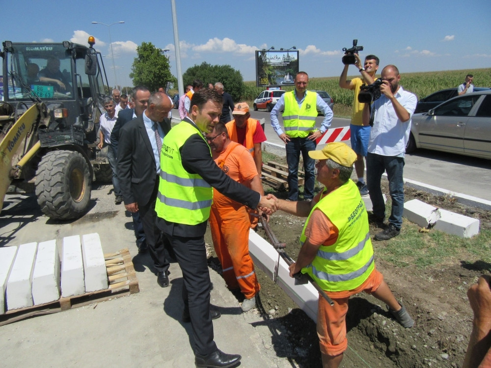 Uskoro će i put do aerodroma biti kao pista!
