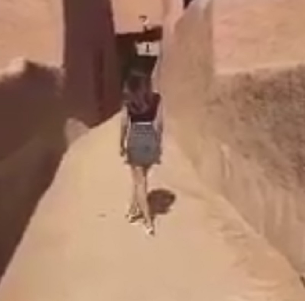 Oslobođena devojka koje je prošetala u miniću