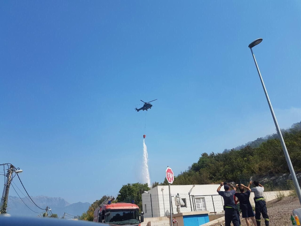NATO gasi Crnu goru, crnogorski vatrogasci ih fotkaju (FOTO)