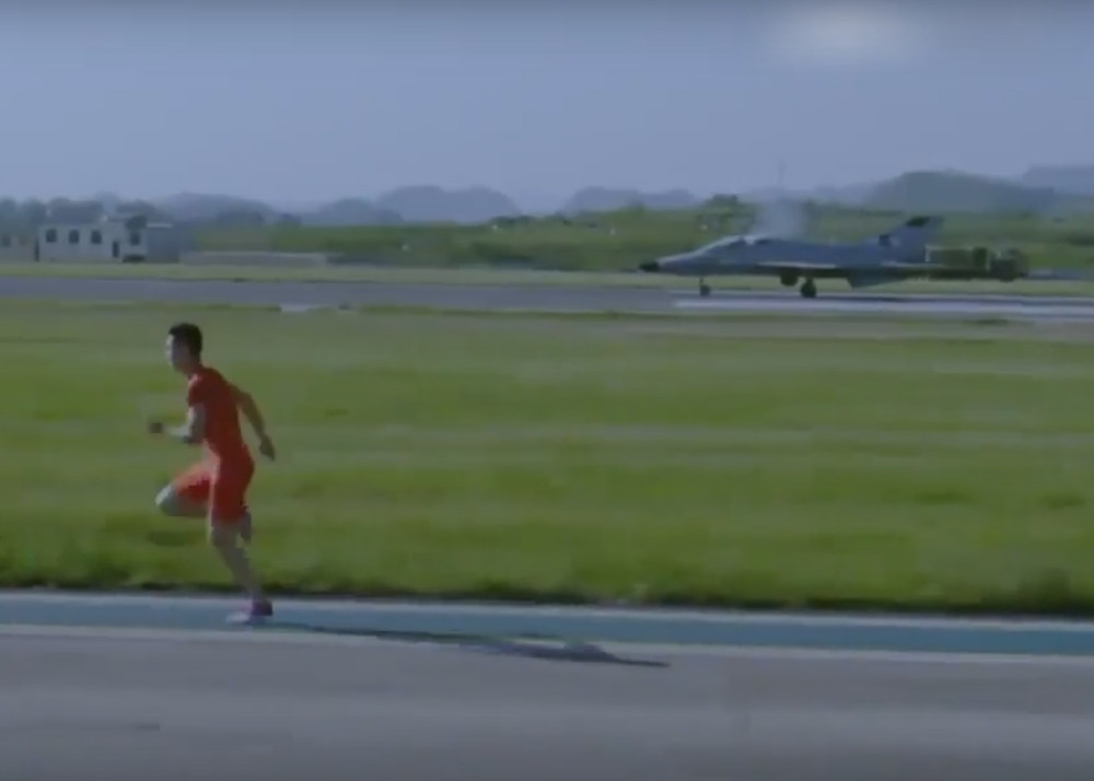 Ko je brži, čovek ili borbeni avion? (VIDEO)