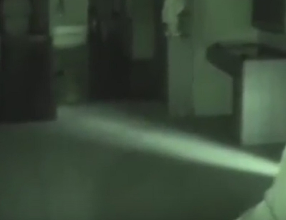 Misteriozni duh snimljen pored grobnice (VIDEO)