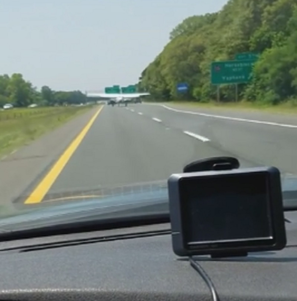 Nije bilo piste u blizini, pa je avion sleteo na autoput