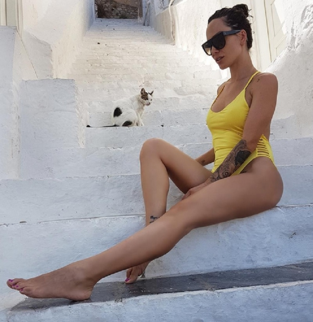 Naša pevačica pokazala tetovažu na intimnom delu! (FOTO)