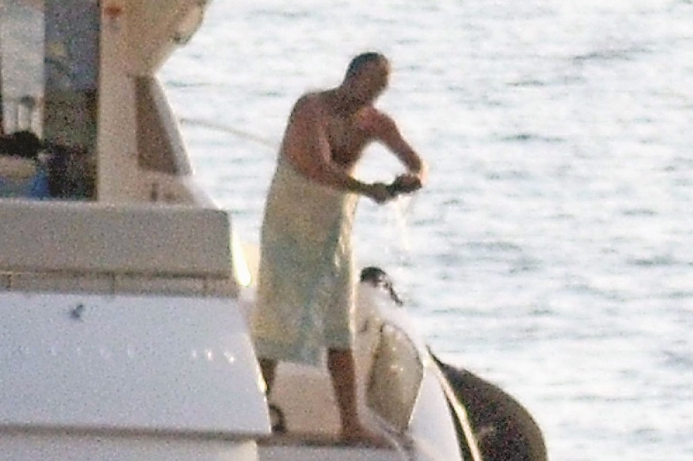 Dejo pere gaće, a đevojka odmara!