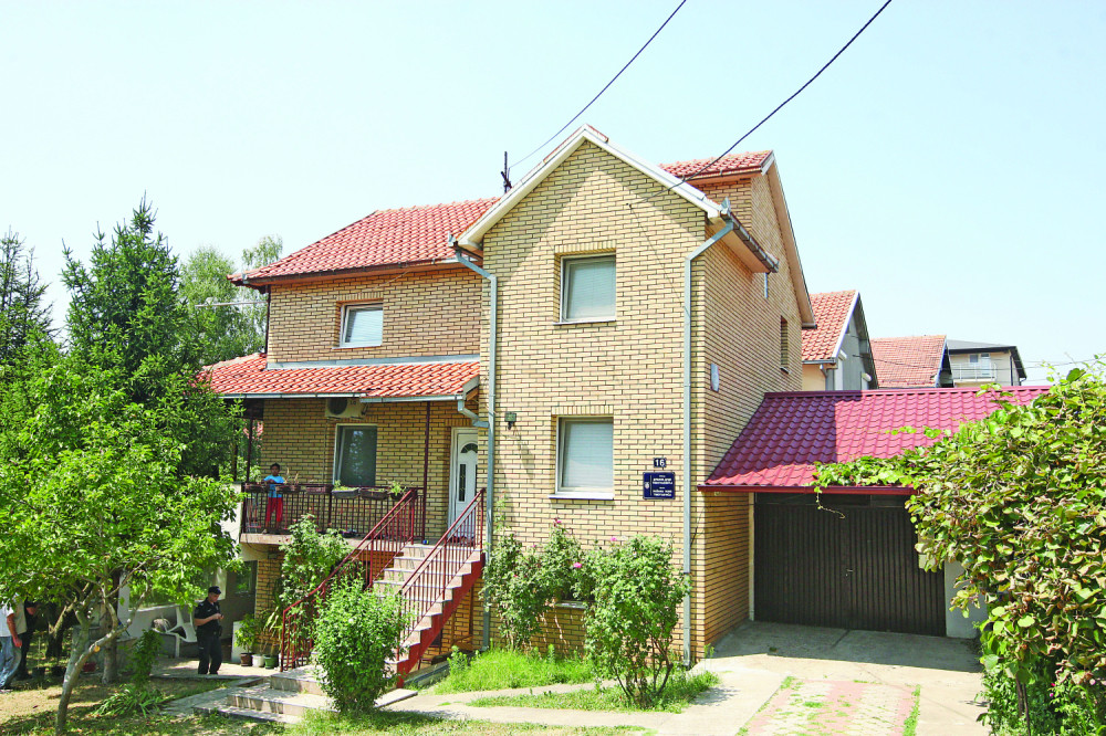 Mališan (2) pao sa terase dok se igrao!