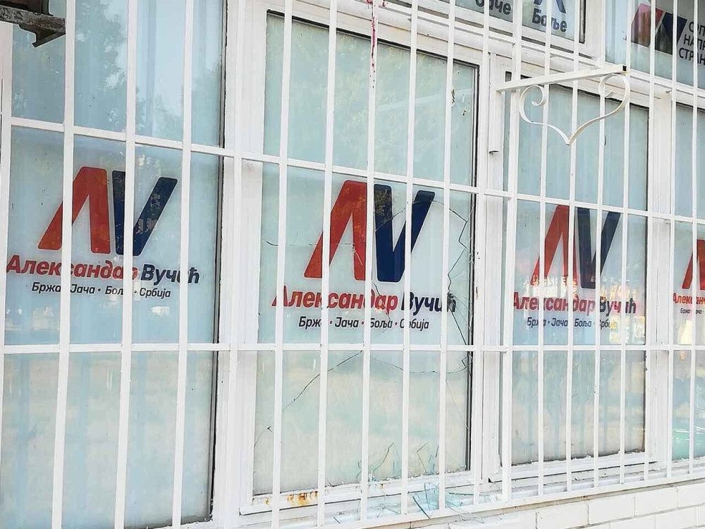 Vandali razlupali prostorije SNS na Voždovcu!