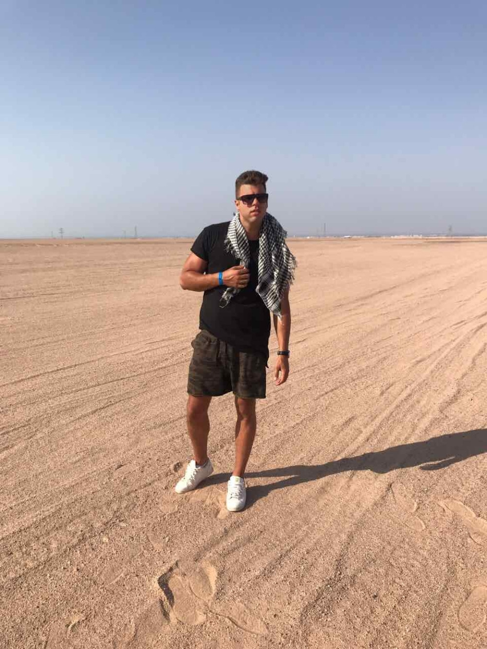 Poznati srpski pevač naučio Arape da pevaju (VIDEO)