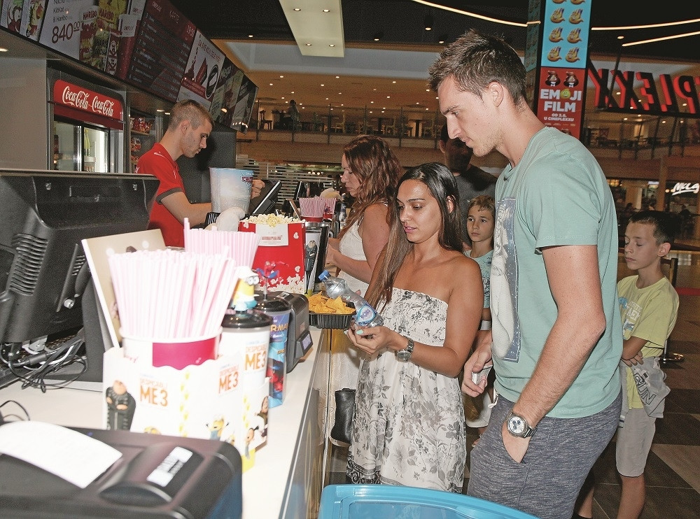 Evo čime je sve Danilo Anđušić častio suprugu!