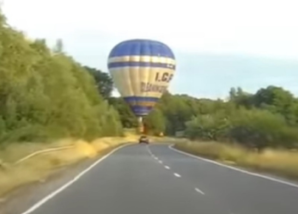 Umalo izazvao saobraćajku balonom! (VIDEO)