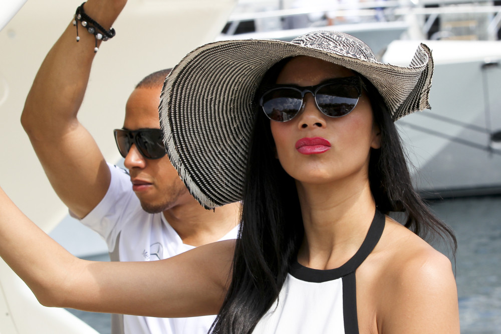 Sevnule grudi svetske zvezde! (FOTO)