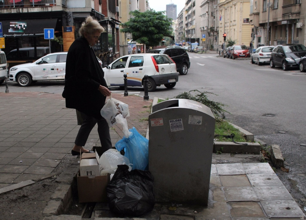 Raša je kopao po kontejneru u Beogradu, pa pronašao ukradena dokumenta i poslao ih vlasnici. Kada je doobila pismo, RASPLAKALA SE! (FOTO)