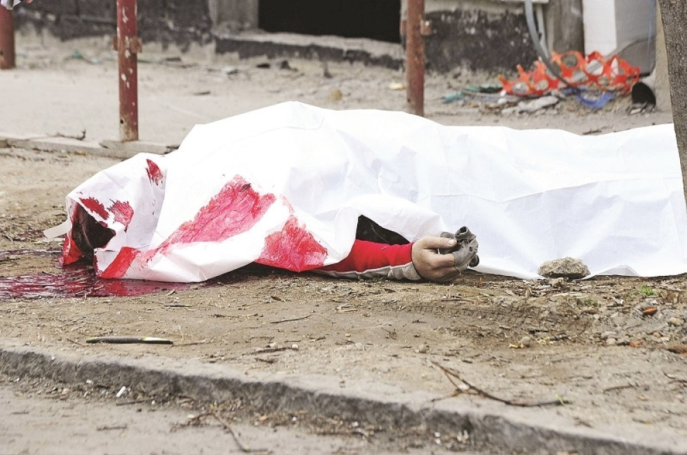 Biznismen overen ispred svoje firme