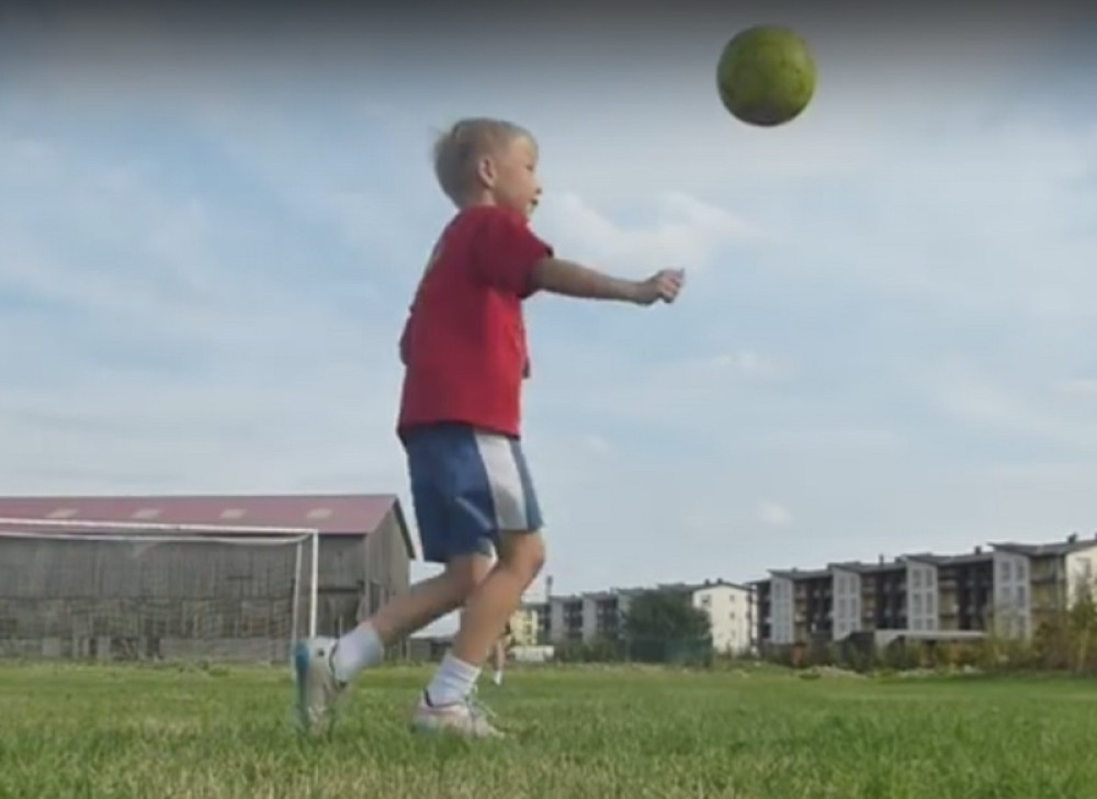 Tražite novog fudbalskog čarobnjaka? Izvolite! (VIDEO)