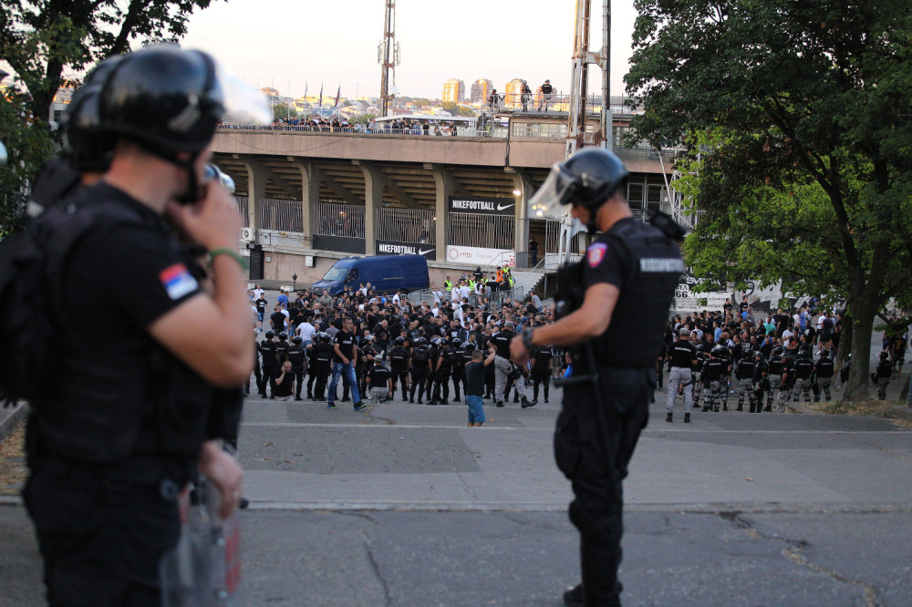 Policija sprečila "delije" i "gejt 7" da uđu na stadion Partizana (VIDEO)