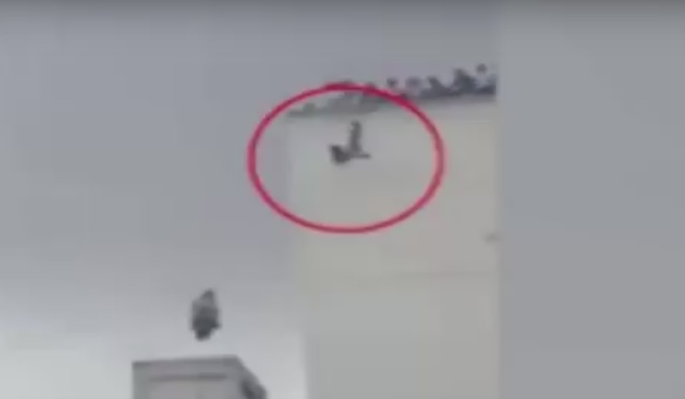 Učenica pala sa školske zgrade i poginula! (UZNEMIRUJUĆ VIDEO)