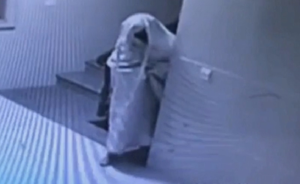 Maskirao se u duha da prevari obezbeđenje! (VIDEO)