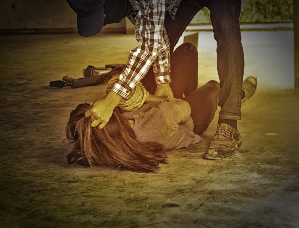 Devojku grupno silovali, njenog momka skoro ubili od batina!