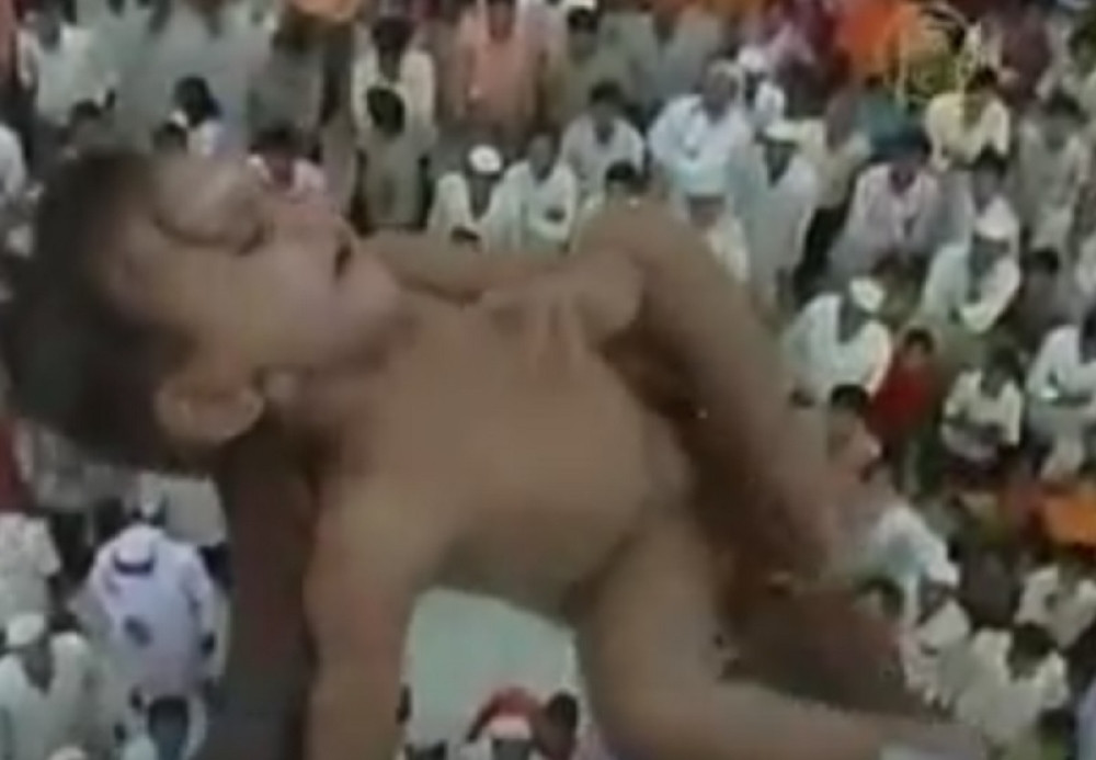 Bacaju bebe sa krova zbog bizarnog verovanja (VIDEO)