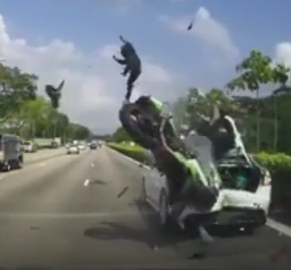 UZNEMIRUJUĆE~Motorista udario u auto, leteo kroz vazduh i pao na glavu