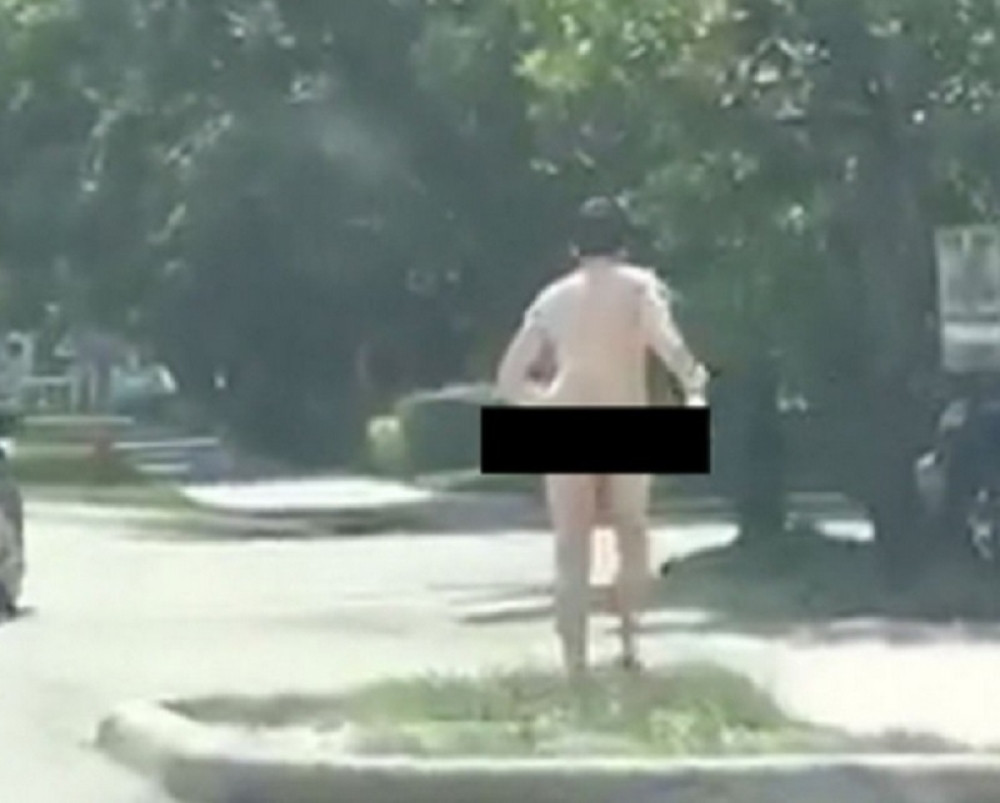 Opljačkao banku, skinuo se i bacao novac na ulici (VIDEO)