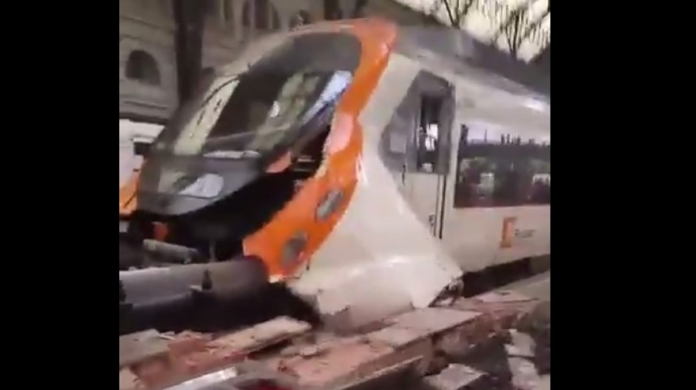 Voz izleteo iz šina i pao na autoput, ima mrtvih (FOTO)