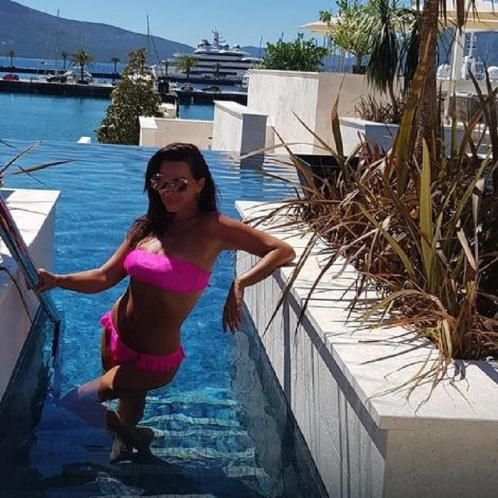 Lukasova Sonja pokazala guzu! (FOTO)