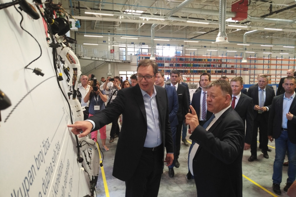 Vučić u Leoniju dobio neobičan poklon