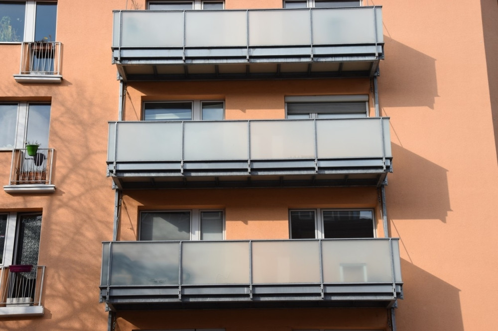 Žena pala sa balkona tokom ludog seksa utroje!