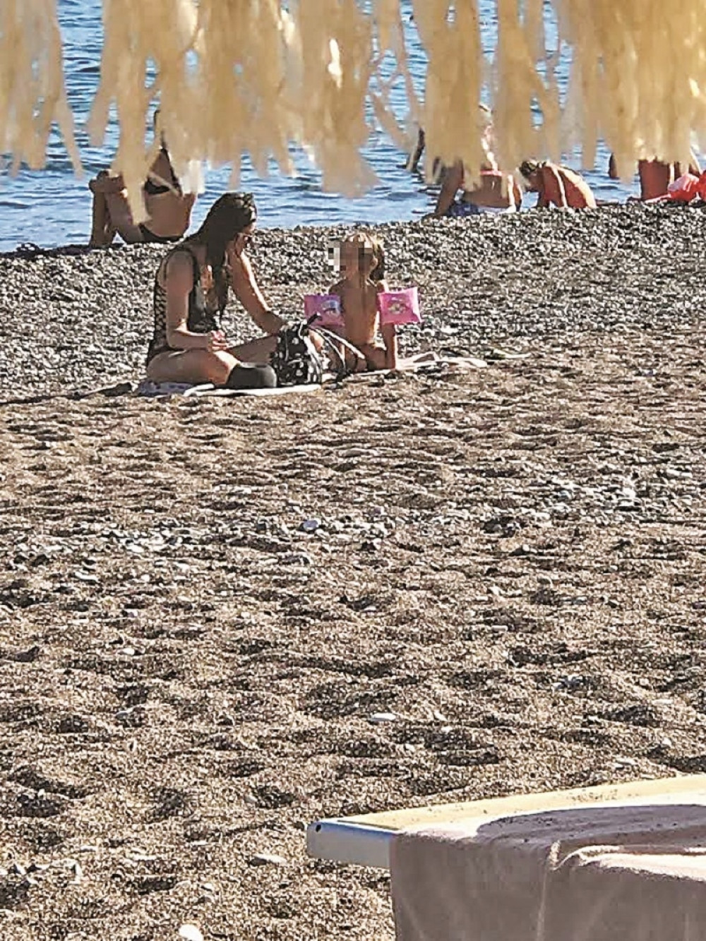 Silvija Đogani sama sa ćerkicom na moru!