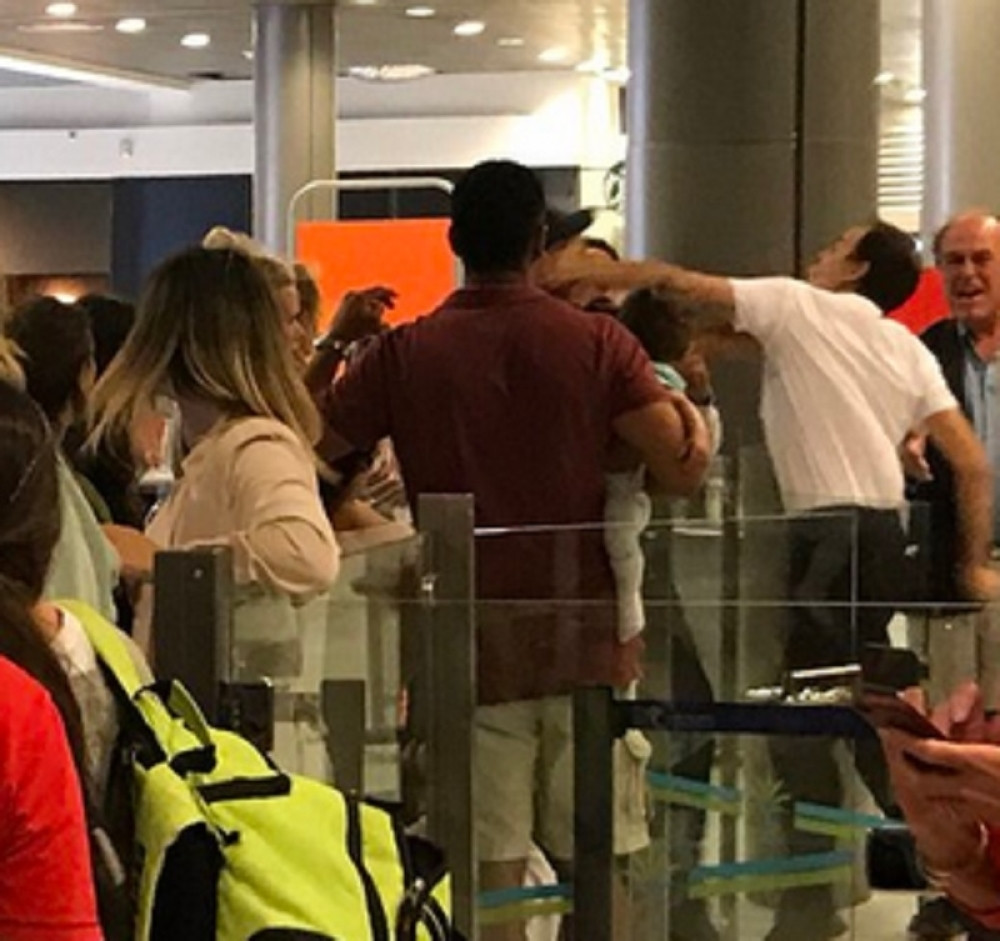 Udario čoveka sa bebom u naručju (VIDEO)