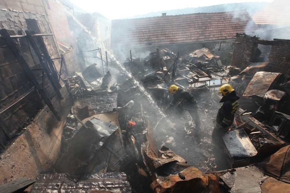 Lokalizovan požar u Mirijevu, nema povređenih