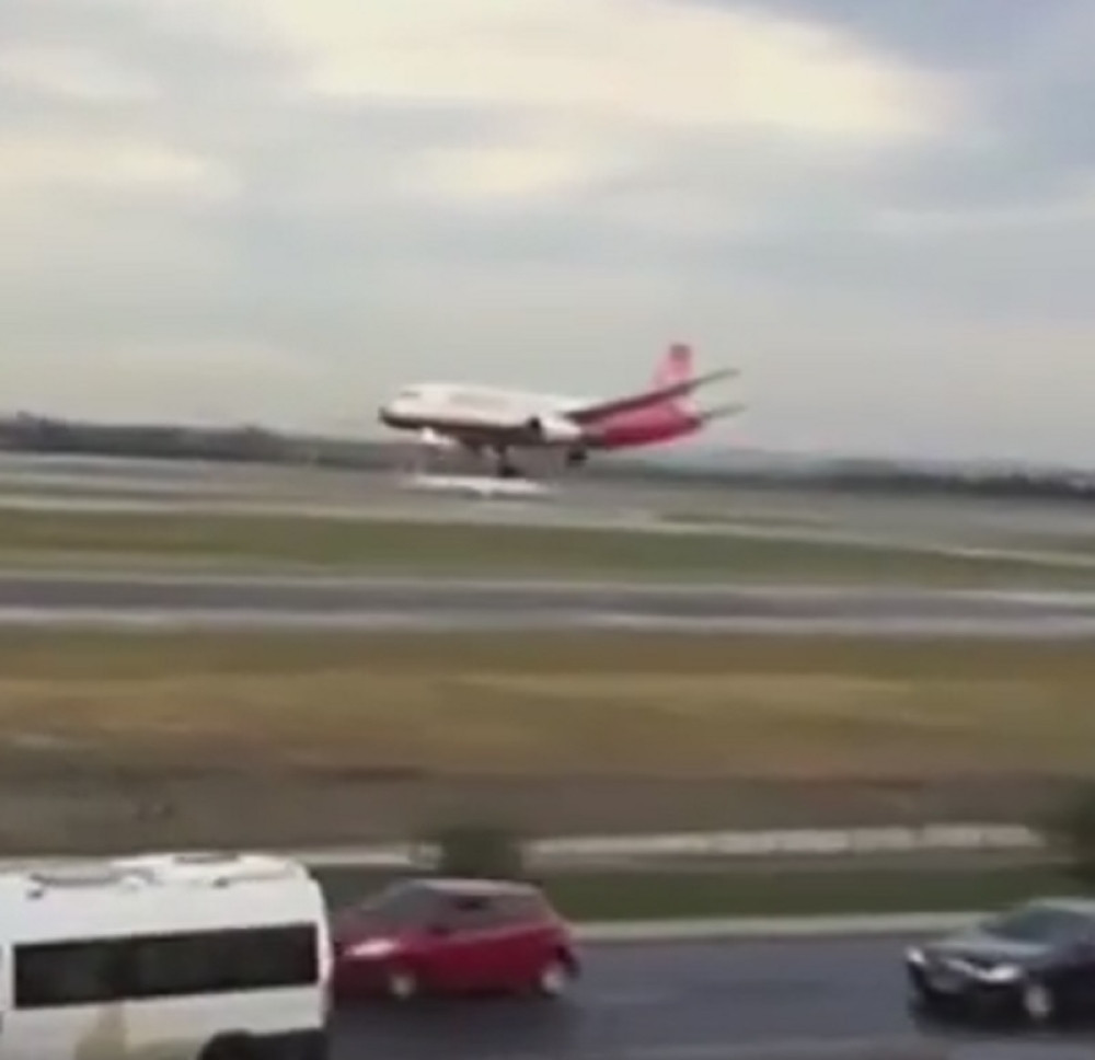 Pilot heroj na neviđeno prizemljio avion (VIDEO)