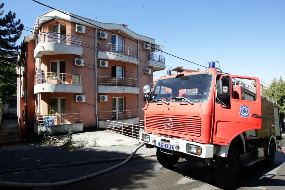 Gorela zgrada u Rakovici