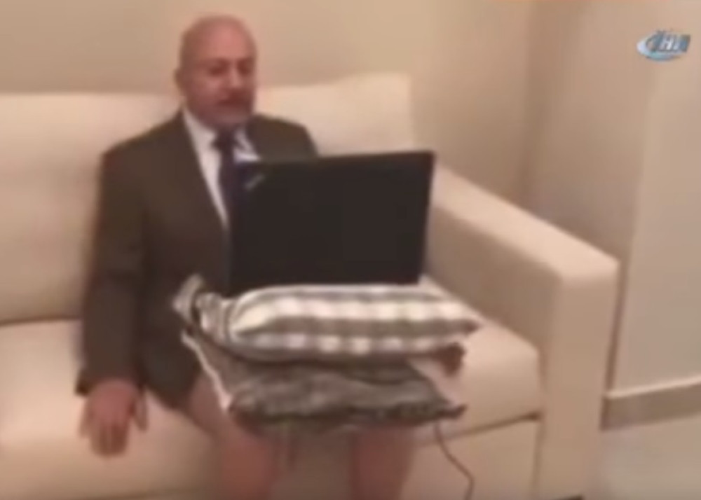 Dao intervju u gaćama i srušio internet (VIDEO)