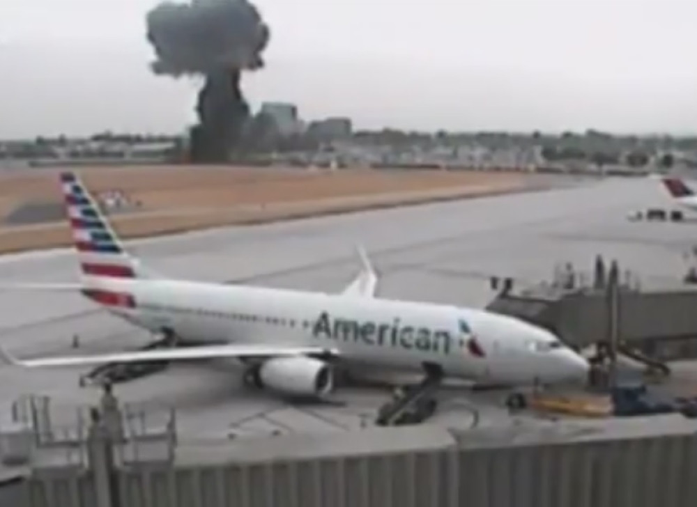 Avion pao na pun auto-put, niko nije poginuo! (UZNEMIRUJUĆ VIDEO)