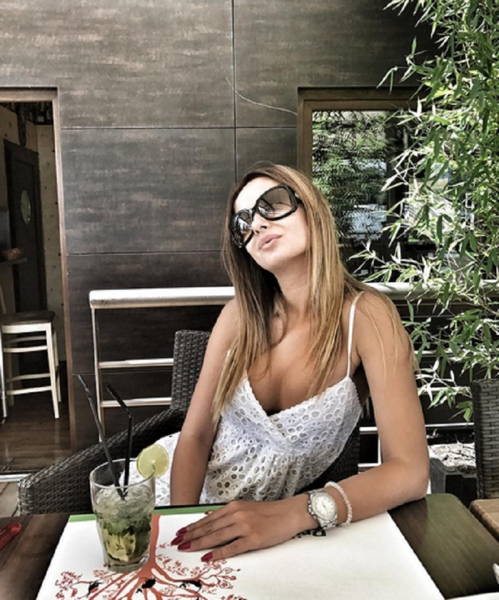 Seksi pevačica pokazala gaćice: Kad je videla fotografa, pobegla! (FOTO)