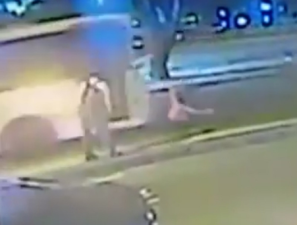 Trudnu devojku gurnuo pod bus jer je odbila da abortira! (VIDEO)