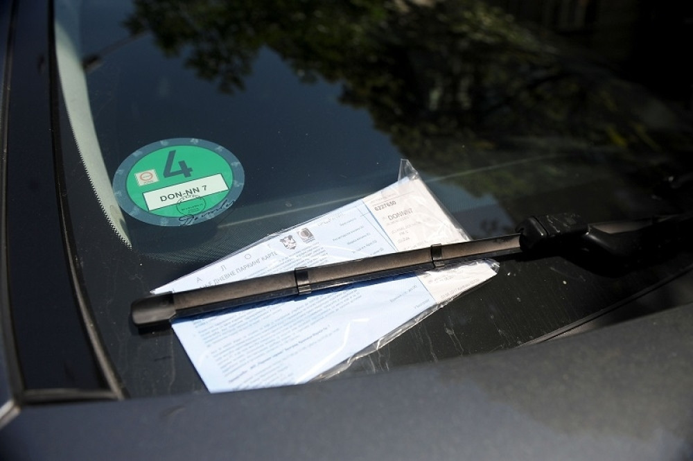 Nema više kazni za parkiranje pod brisačem! Nov sistem je u primeni, a ovo je detaljno uputstvo