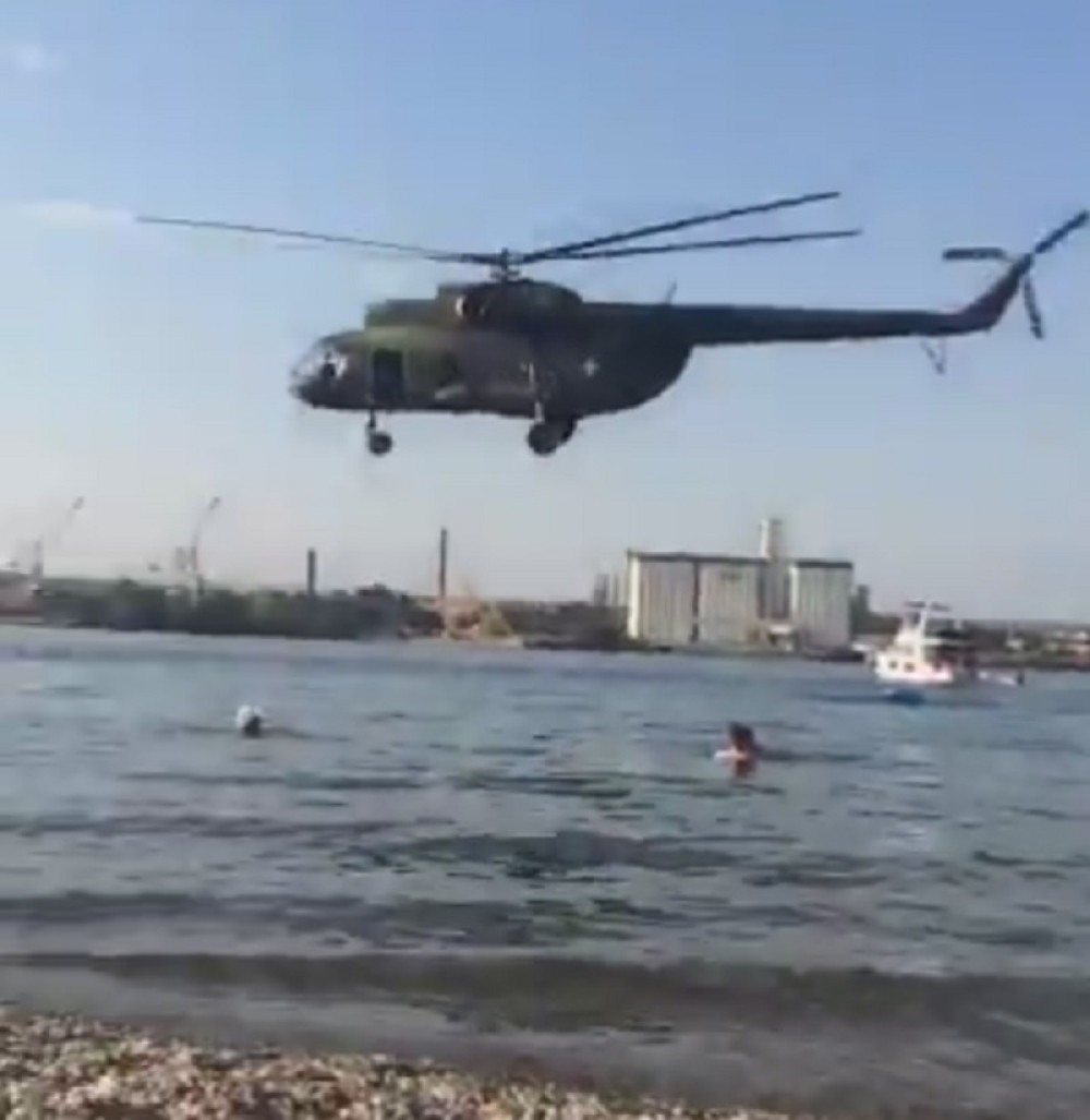 Helikopter protutnjao iznad glava kupača! (VIDEO)