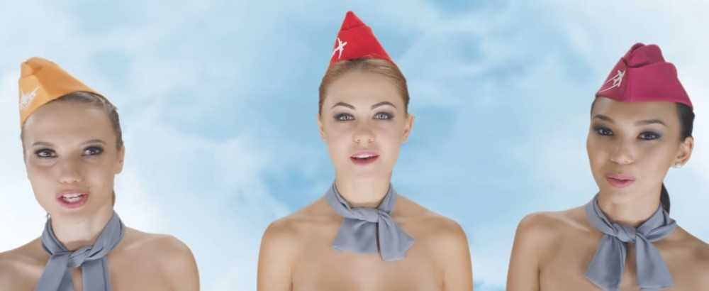 Gole stjuardese mame putnike