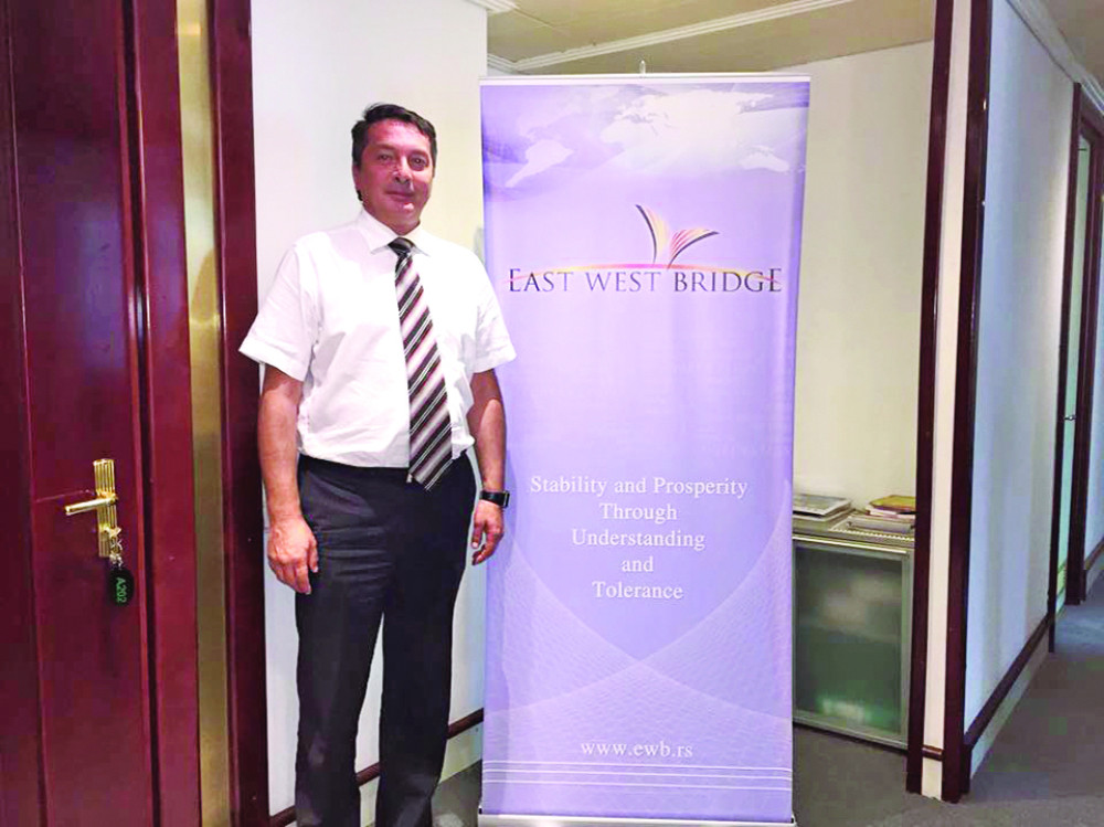 Oficir poklanja letovanje!