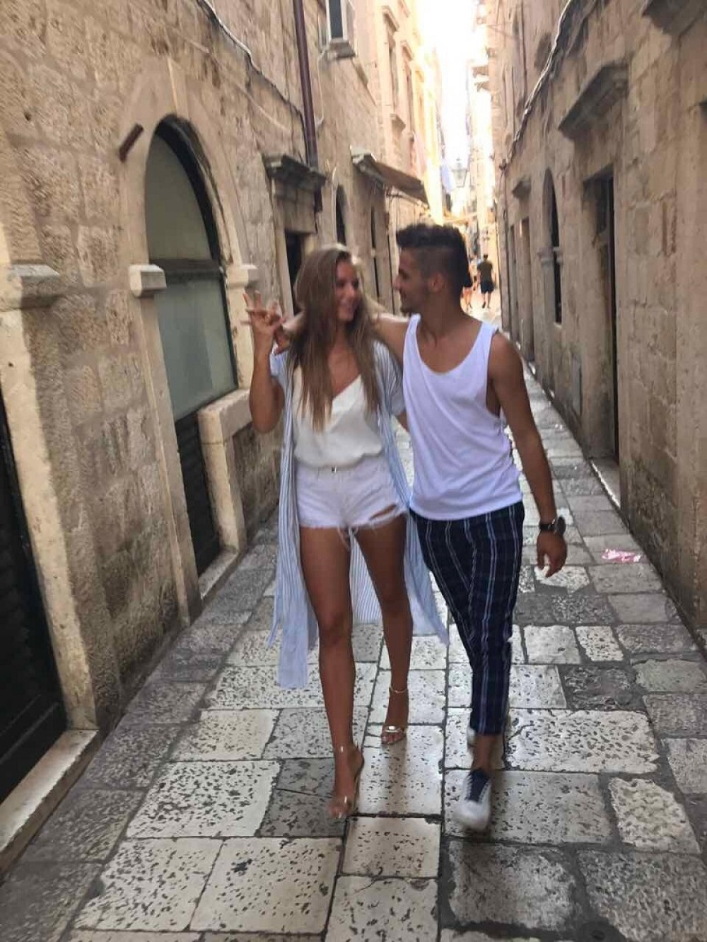 Pevač "Lapsus benda" završio u naručju brinete! (VIDEO)