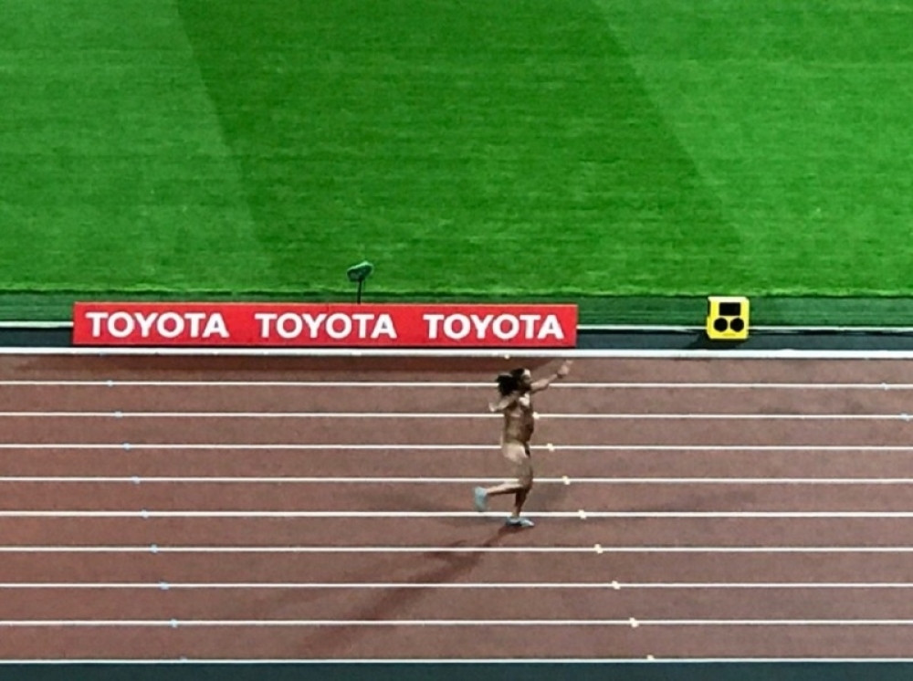 "Gola munja" istrčala pre Bolta (VIDEO)