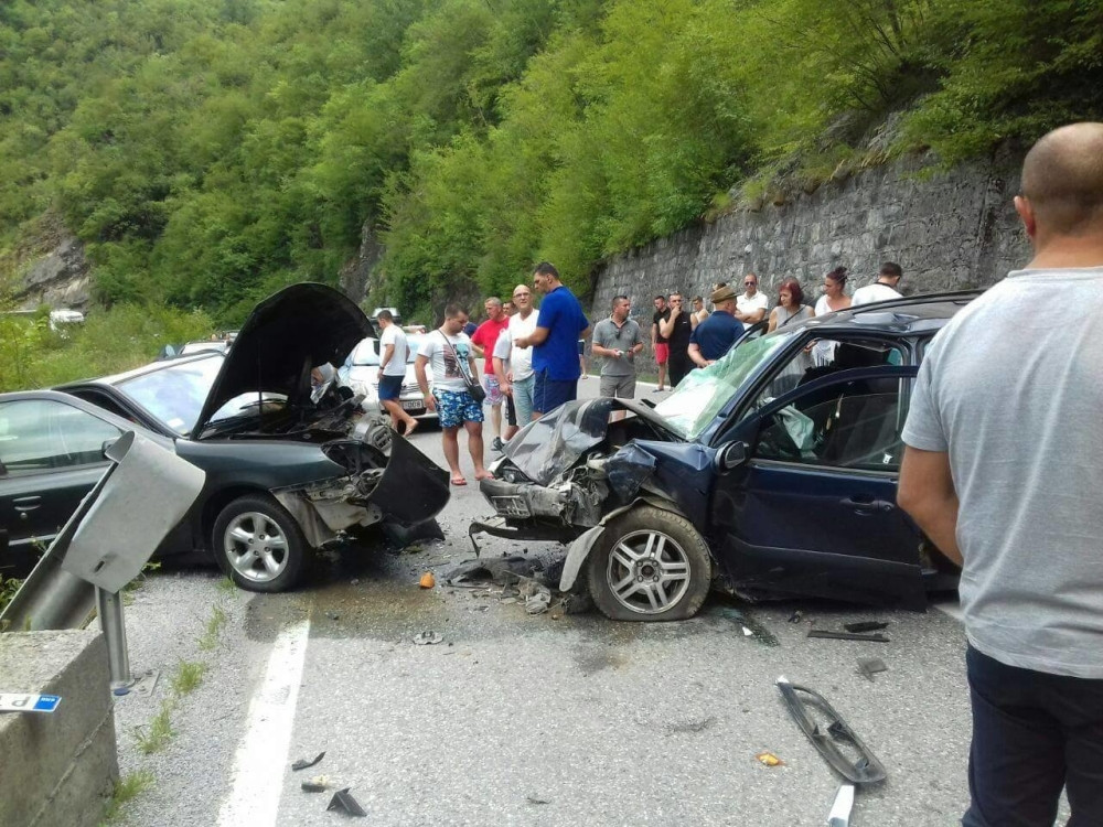 Povređeno devet osoba, dvoje dece teško! (FOTO)