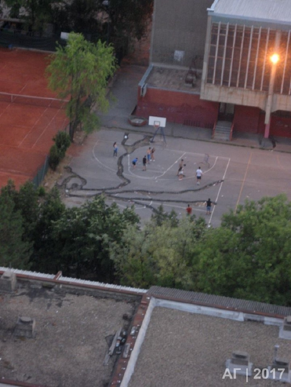 Teren išaran neobičnim pukotinama, nisu vanzemaljci!