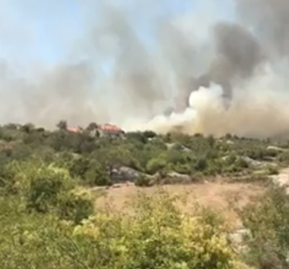 Stravičan požar na Braču guta sve pred sobom (VIDEO)