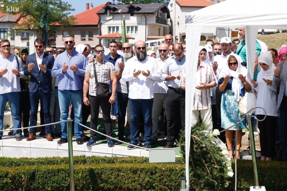 Zukorlić se molio na Alijinom grobu!